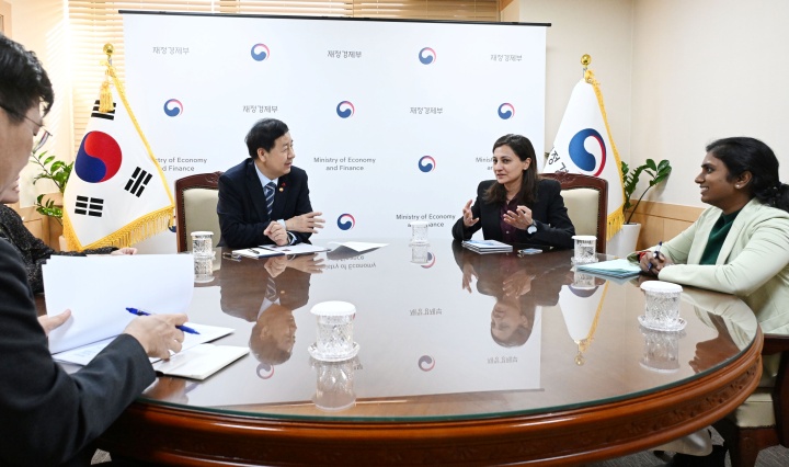 저성장 위기 돌파구, AI 도입과 지배구조 개혁에서 찾다