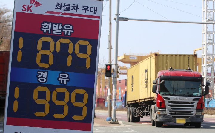 치솟는 경유값, 정부 보조금 확대가 운송업계 숨통 틔운다