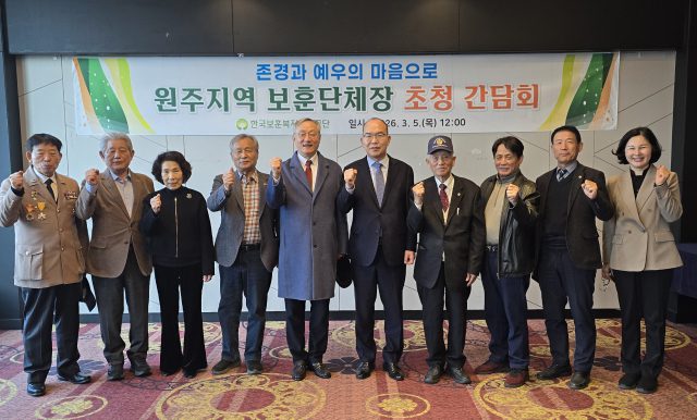 올 가을 패션 트렌드 ‘메시 걸’을 위한 ‘잇백’ 레더 시리즈로 완성하는 빈티지 룩